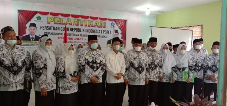 Kakan Kemenag Langkat Hadiri Pelantikan PGRI Kemenag Langkat Masa Bhakti 2021-2025