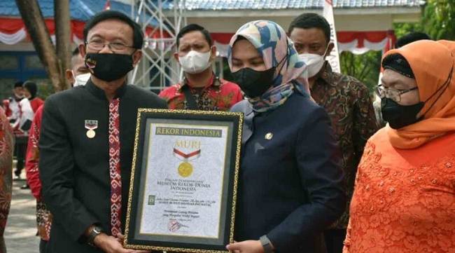 Masih Lajang dan Termuda di Indonesia, Wabup Cantik Mandailing Natal Ini Raih Dua Rekor MURI