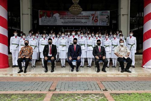 Bobby Nasution Kukuhkan Paskibra Kota Medan Tahun 2021