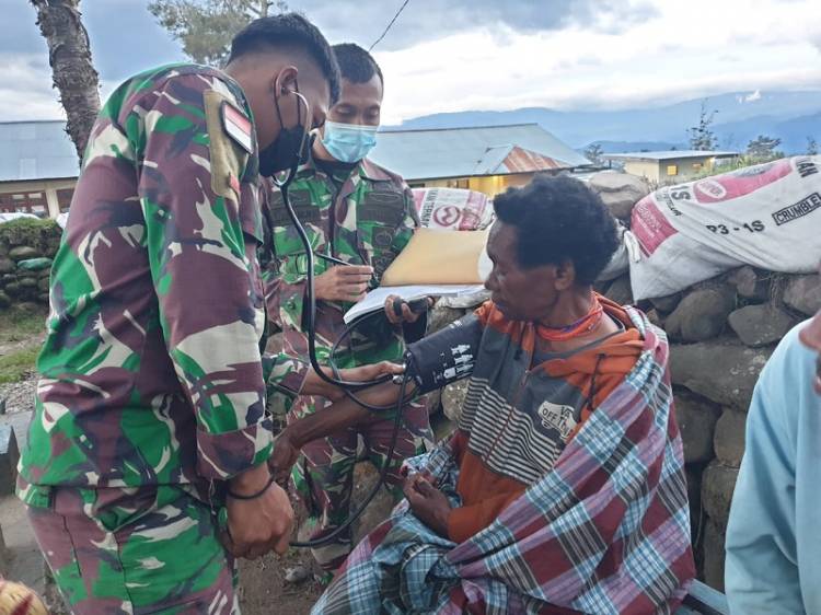 Satgas TNI Bantu Obati Masyarakat Yang Sakit di Pegunungan Tengah Papua