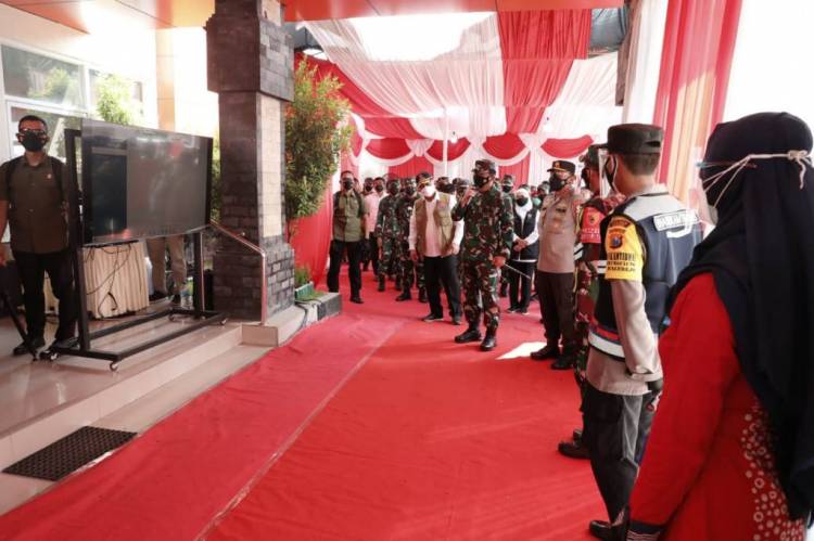 Panglima TNI Berikan Bantuan 100 Unit Laptop