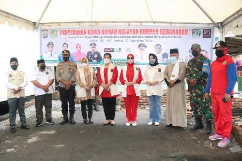 Korban Kebakaran di Marelan Terima Kunci Rumah Baru dari Ketua TP PKK Medan Kahiyang Ayu