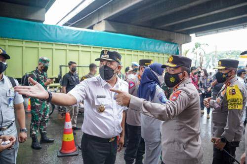  Wakil Walikota Medan Tinjau Pos Penyekatan Bersama Kakorlantas