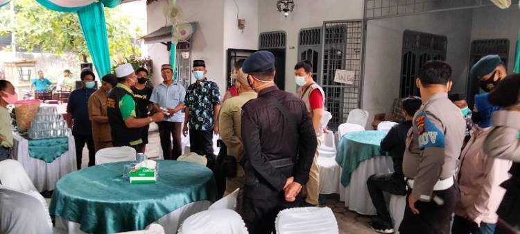 Langgar Prokes, Satgas Polsek Medan Timur Tutup Tempat Usaha, Pesta Pernikahan Terima Surat Teguran