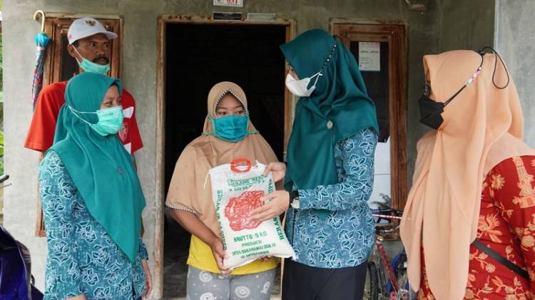 Ketua TP PKK Batu Bara Maya Indriasari Zahir Sambangi Korban Banjir di Bagan Baru