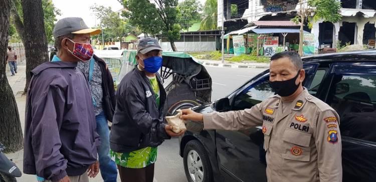 Polsek Medan Baru Gulirkan Nasi Bungkus kepada Warga Terdampak Covid-19