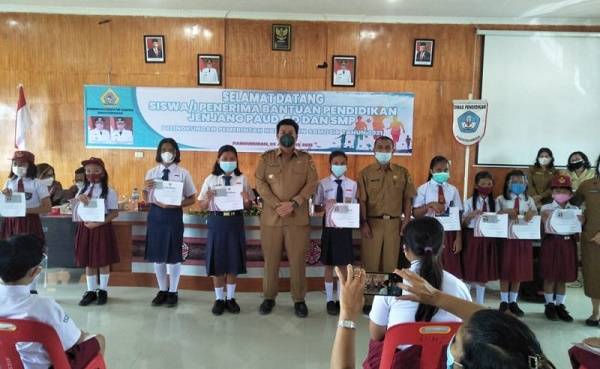 Bupati Samosir Serahkan Bantuan Pendidikan Bagi Siswa/i Berprestasi dan Bansos bagi Anak Yatim Piatu