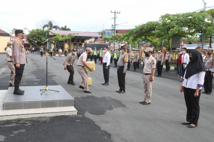 Kapolresta Deli Serdang Bagikan Tali Asih kepada Personil dan Masyarakat