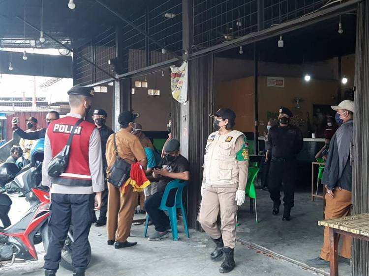 Langgar Prokes, Satgas PPKM Polsek Medan Timur Bubarkan Kerumunan Warga di Kafe