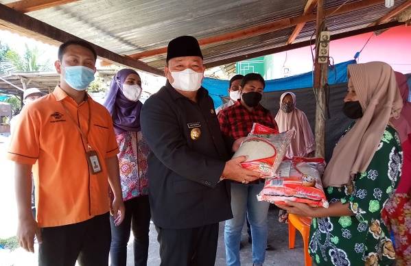 Bupati Langkat Serahkan Bansos dan Berikan Hadiah Umroh kepada Bilal Mayit dan Penggali Kubur