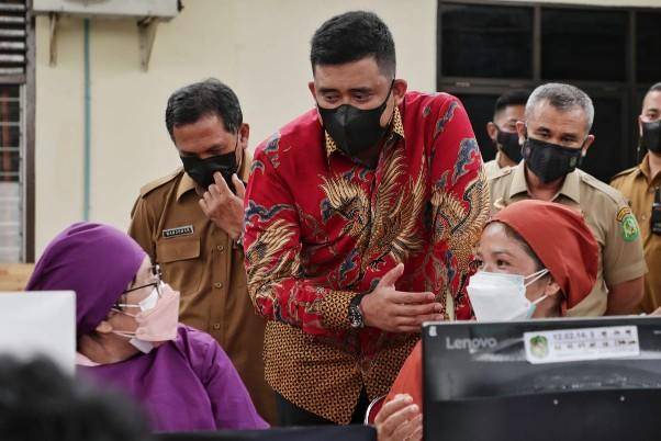 Bobby Nasution Tinjau Vaksinasi di Medan Johor, 41 Puskesmas Jadi Sentra Vaksinasi