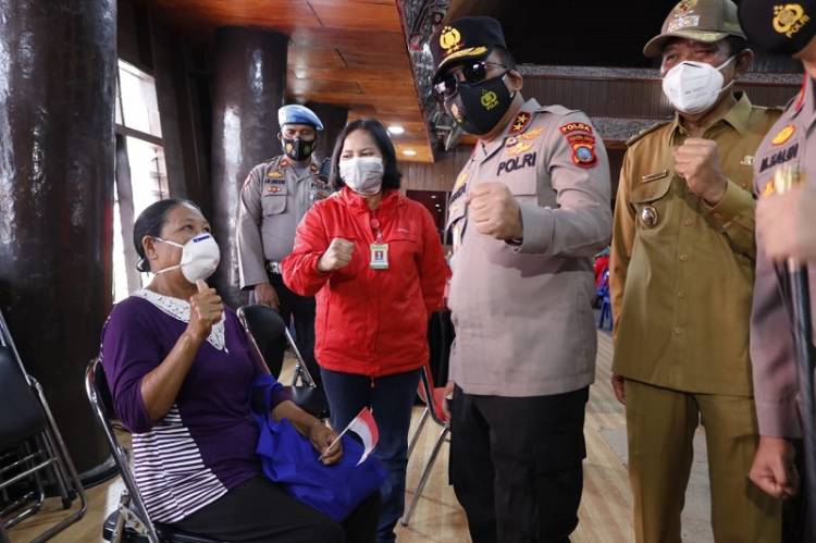 Kapolda Sumut Tinjau Vaksinasi Tahap II di Kabupaten Tapanuli Utara