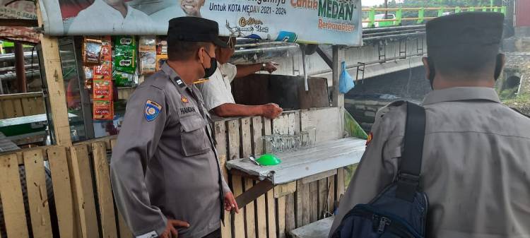 Polisi Temui Masyarakat di Bantaran Sungai Tambak Bayan, Tekankan Jangan Buang Sampah Sembarangan