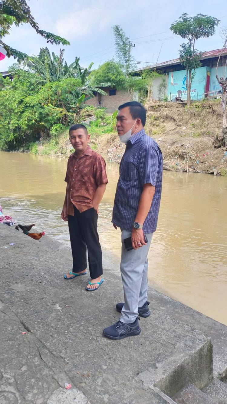  Polrestabes Medan Pantau Lokasi Banjir di Kampung Aur