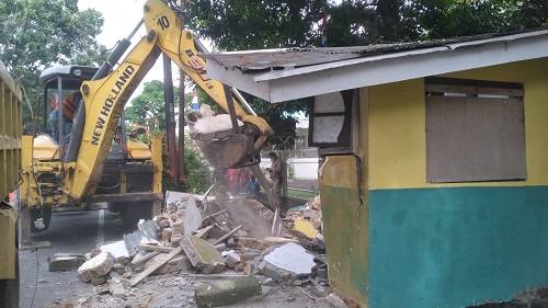 Tim Gabungan Satpol PP Medan Bongkar Bangunan Yang Berdiri di Atas Drainase
