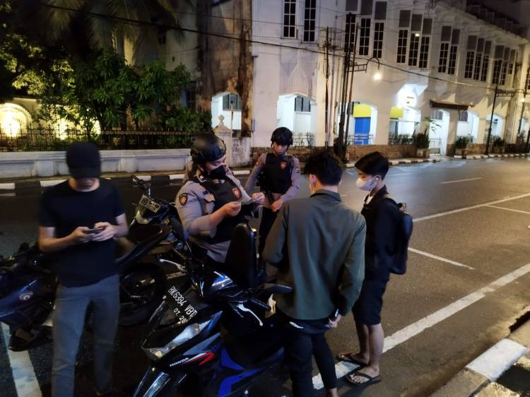 Polisi Bubarkan Kerumunan Pemuda dan Periksa Pengendara Sepeda Motor