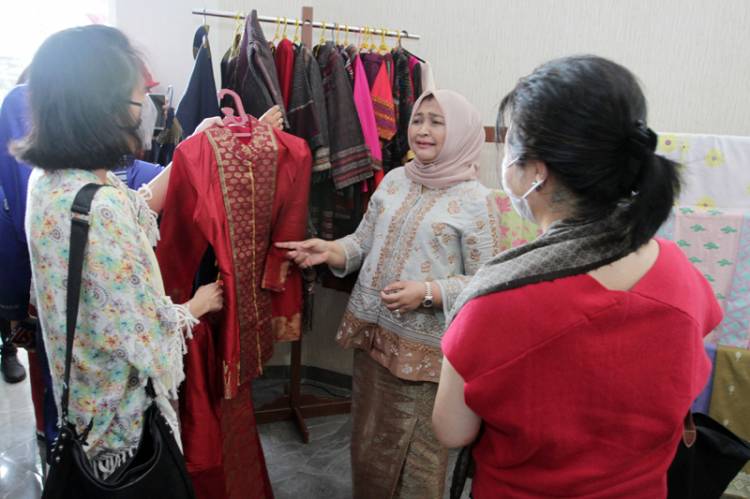 Nawal Lubis Perkenalkan Kain Tenun Khas Sumut Kepada Perwakilan Negara Sahabat