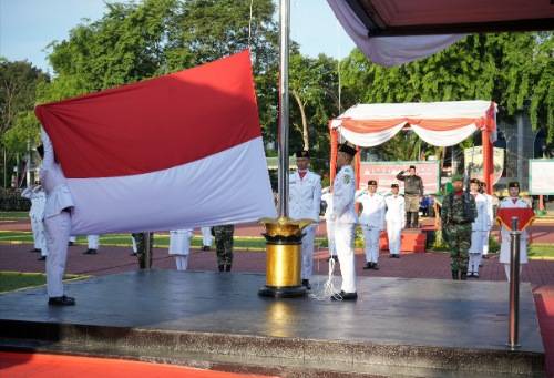 Upacara Penurunan Bendera Diwarnai Pemberian Tanda Kehormatan Satyalancana Satya pada PNS Pemko Medan
