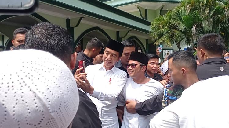 Polisi Kawal Presiden RI Saat Bertemu Warga di Masjid Musanif Jalan Cemara Medan