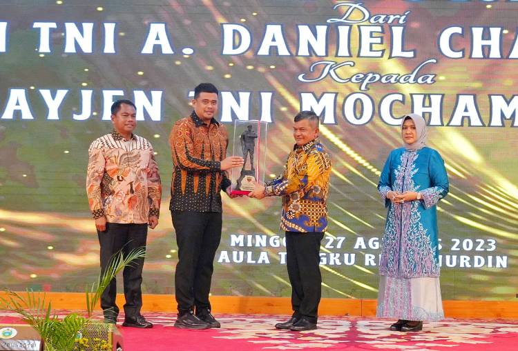 Malam Lepas Sambut Pangdam I/BB, Walikota Medan Berikan Cendera Mata kepada Mayjen TNI A Daniel Chardin