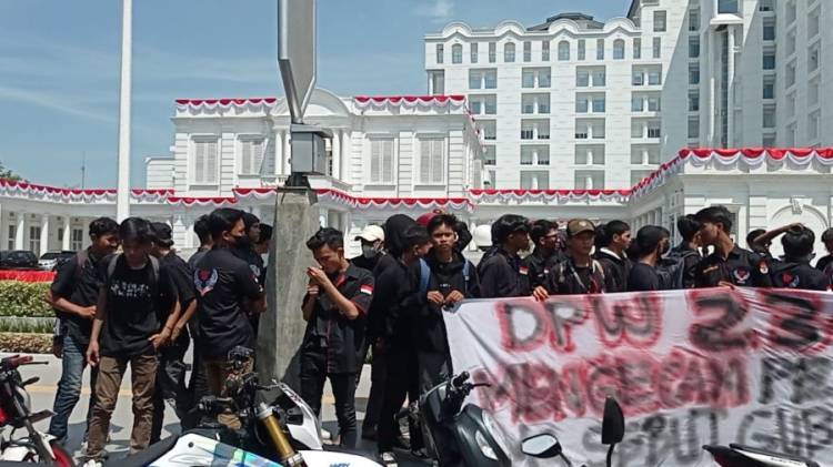 Polrestabes Medan Kawal Aksi Demo Massa Dewan Wilayah 234 Sumut di Kantor Gubernur
