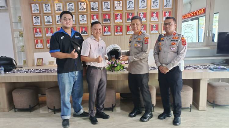 Kapolrestabes Medan Terima Bantuan 100 Helm  Untuk Anggota  