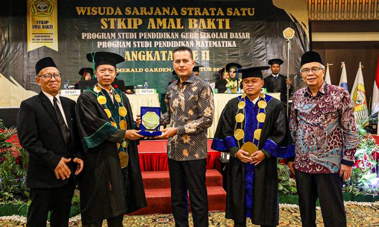 Hadiri Wisuda STKIP AB, Ijeck: Terus Kembangkan Diri Jadi Pribadi Profesional