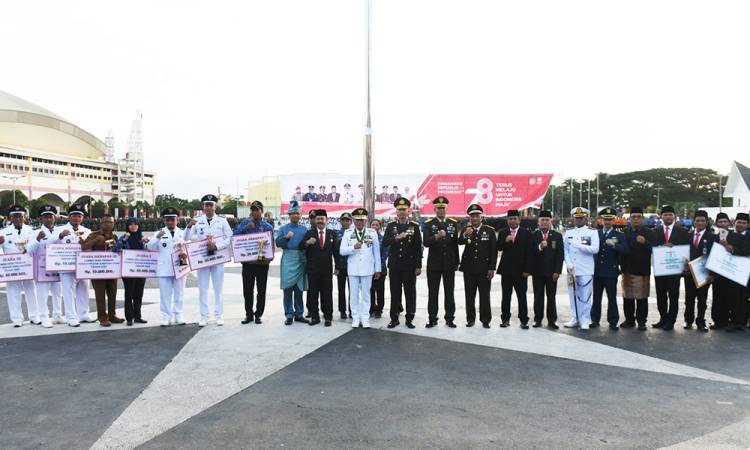 Gubernur Serahkan Hadiah kepada Desa/Kelurahan dan BUMDes Terbaik Tingkat Provinsi Sumut