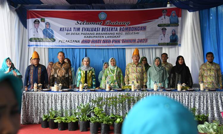 Masuk Nominasi Pemenang Lomba HKG PKK 2023, Ketua TP PKK Sumut Nawal Lubis Kunjungi Desa Padang Brahrang