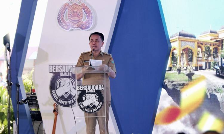 Pj Gubernur Sumut Bersama Tokoh Pembina Samsat Nasional Teken Gerakan 1.000 Tanda Tangan Pencanangan Tertib di Jalan Sambut PON XXI