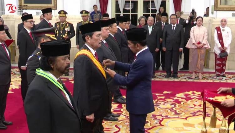 Presiden Jokowi Anugerahkan Tanda Kehormatan RI kepada 64 Tokoh