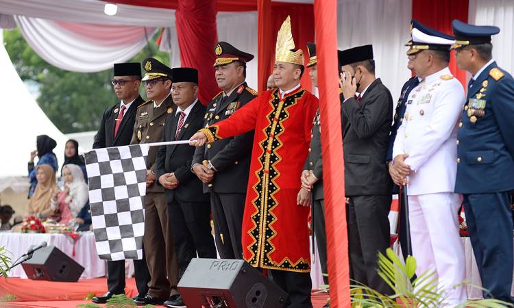 Ribuan Masyarakat Saksikan Pawai Peringatan HUT ke-79 RI