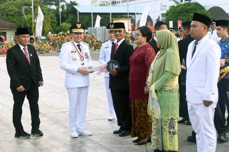 Pimpin Upacara Penurunan Bendera HUT RI, Pj Gubernur Sumut Serahkan Tanda Kehormatan dan Penghargaan bagi ASN Berprestasi