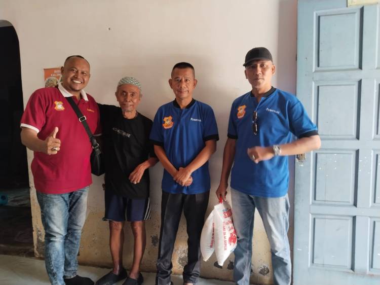 Jumat Berkah, Ketua Pewarta Berikan Bantuan kepada Wartawan Senior dan Istri Almarhum Fitriadi