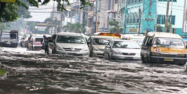 Polsek Sunggal Sibuk Atur Lalu Lintas di Lokasi Banjir