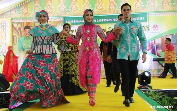 Busana Rancangan Istri Walikota Medan, Meriahkan Gebyar Kerajinan UMKM Sumut 2016