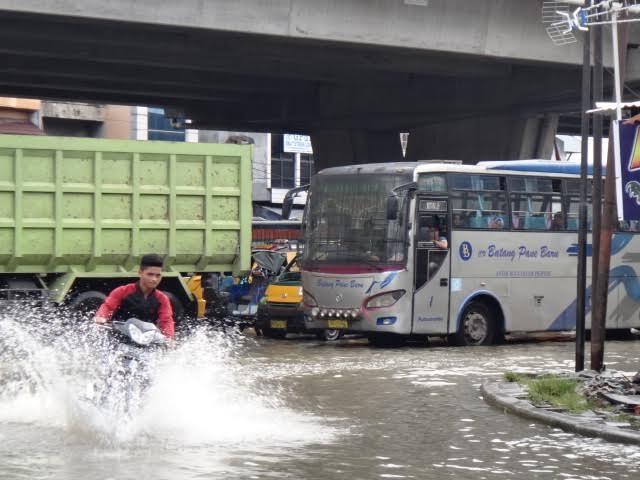 Ratusan Rumah Terendam Banjir di Amplas