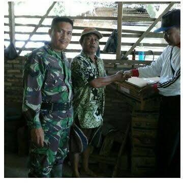 Babinsa Koramil 16/Bandar Pulau Serahkan Benih Jagung untuk Poktan