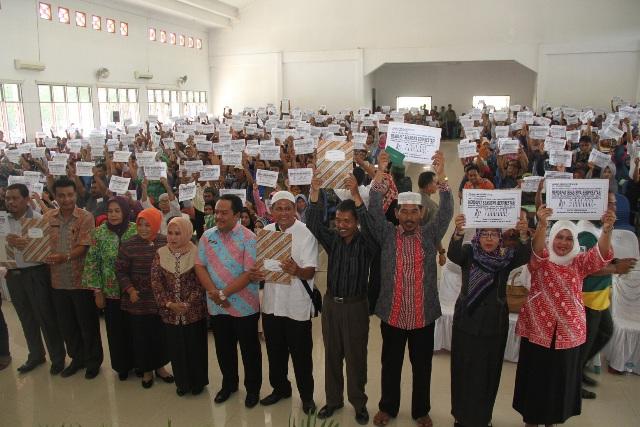 Bupati Labuhanbatu Serahkan Beasiswa Kepada 725 Anak Berprestasi