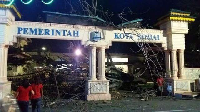 Rabu Malam, Pohon Tumbang Timpa Gapura Kantor Walikota Binjai 