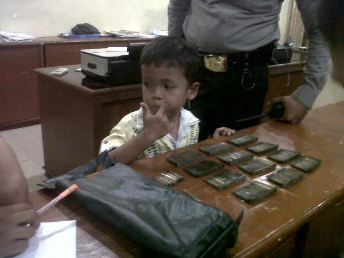 Asyik Mandi di Sungai Deli, Anak-anak Kecil Temukan 126 Peluru 