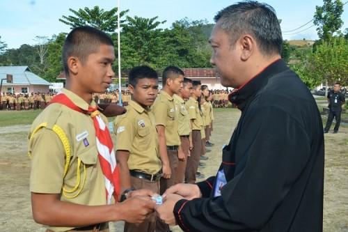 Bupati Pakpak Bharat Serahkan KTP-el Bagi Pelajar 