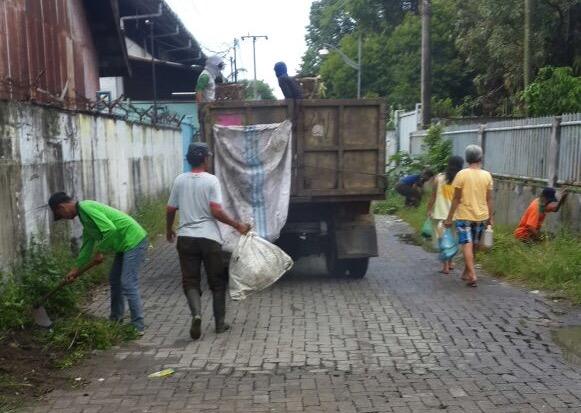 Antisipasi Banjir, Lurah Kedai Durian Medan Johor Bersihkan Parit