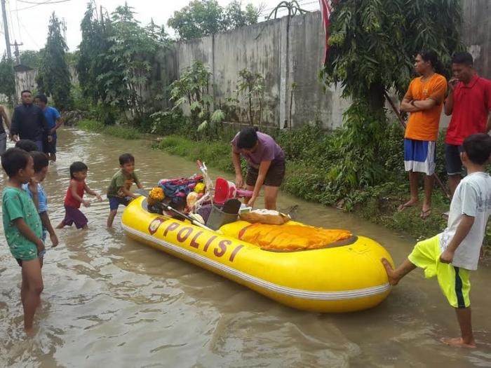 Polres Deli Serdang Bantu Korban Banjir