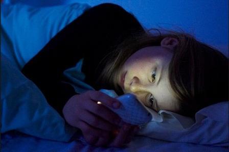 Awas, Main Gadget Sebelum Tidur Bisa Merusak Mata