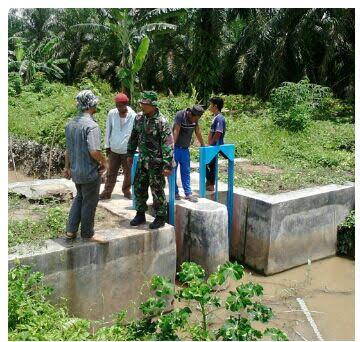 Babinsa Bersama Poktan Cek Saluran Irigasi di Pantai Cermin