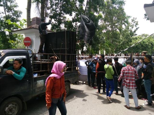 Dua Bulan Tak Gajian, Buruh Produsen Air Mineral Merk Indodes Demo ke Kantor Bupati