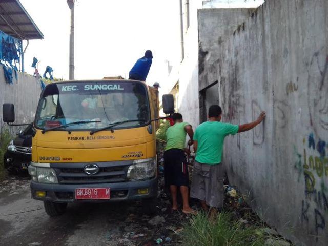 Kades Helvetia Gotong Royong Bersihkan Sampah yang Dibuang Warganya