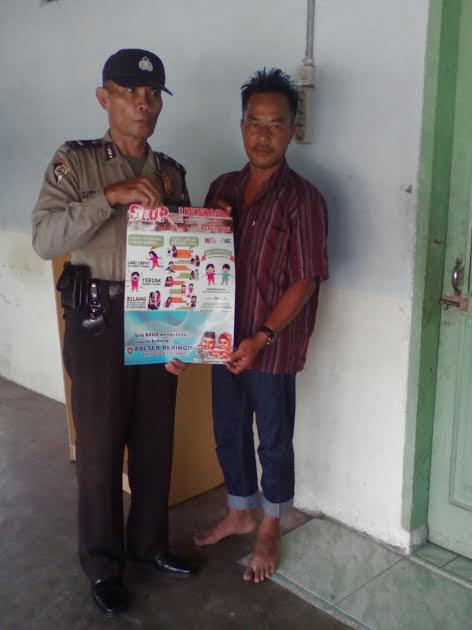 Cegah Kekerasan Anak, Polres Deli Serdang Pasang Stiker di Rumah Warga