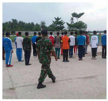 Dalam Rangka HUT TNI, Babinsa Latih Siswa SMPN 2 Kampung Rakyat Latihan PBB